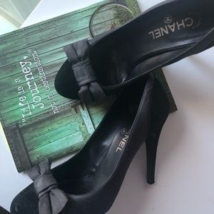 CHANEL Bow black Heels!! Excellent condition!! 3.5
